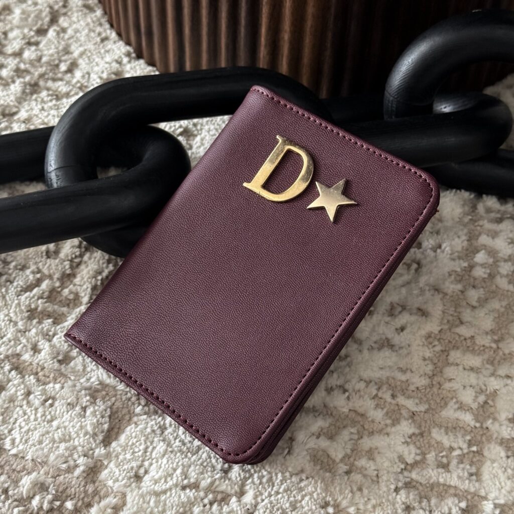 Porta Pasaporte Personal Curve Burgundy