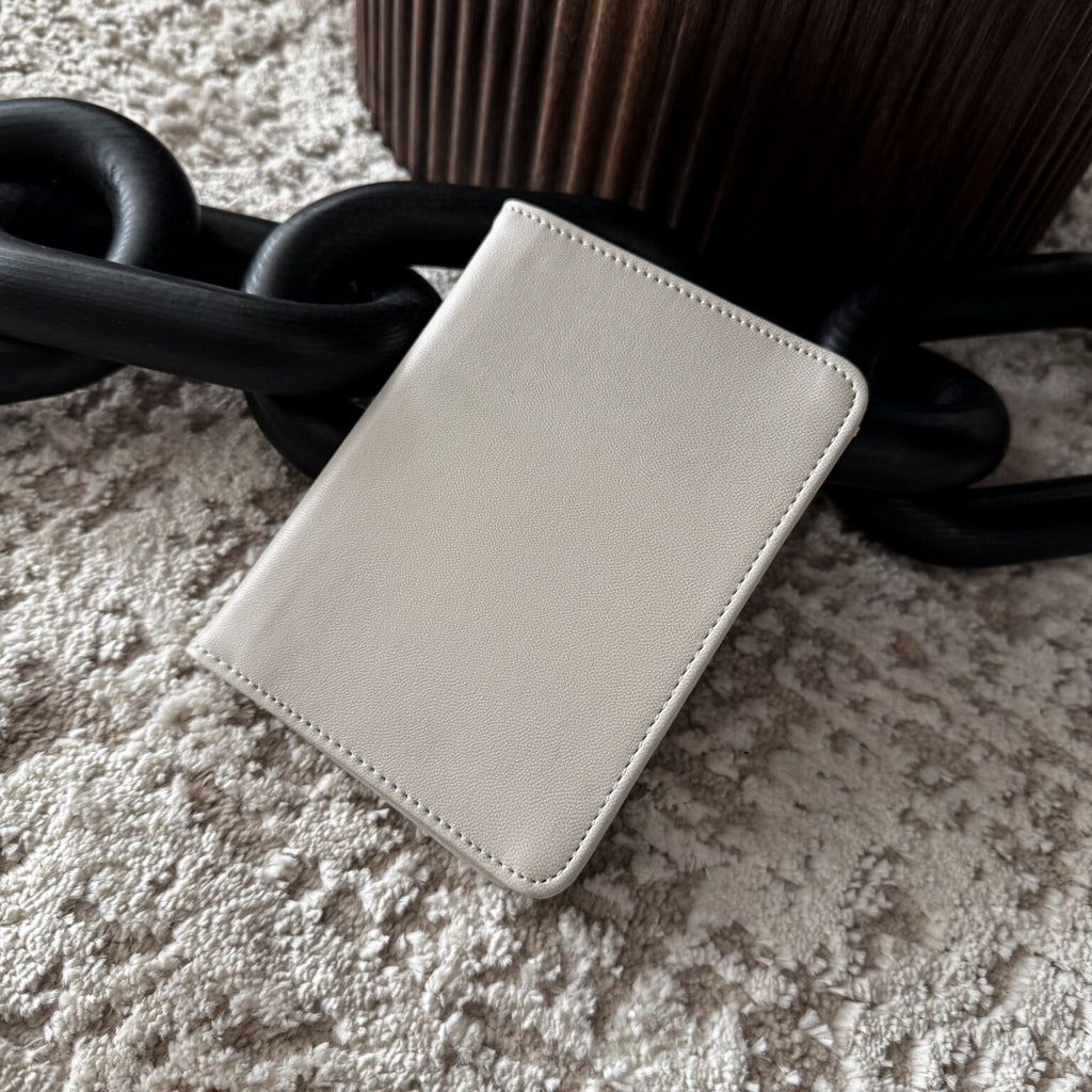 Porta Pasaporte Personal Curve Latte