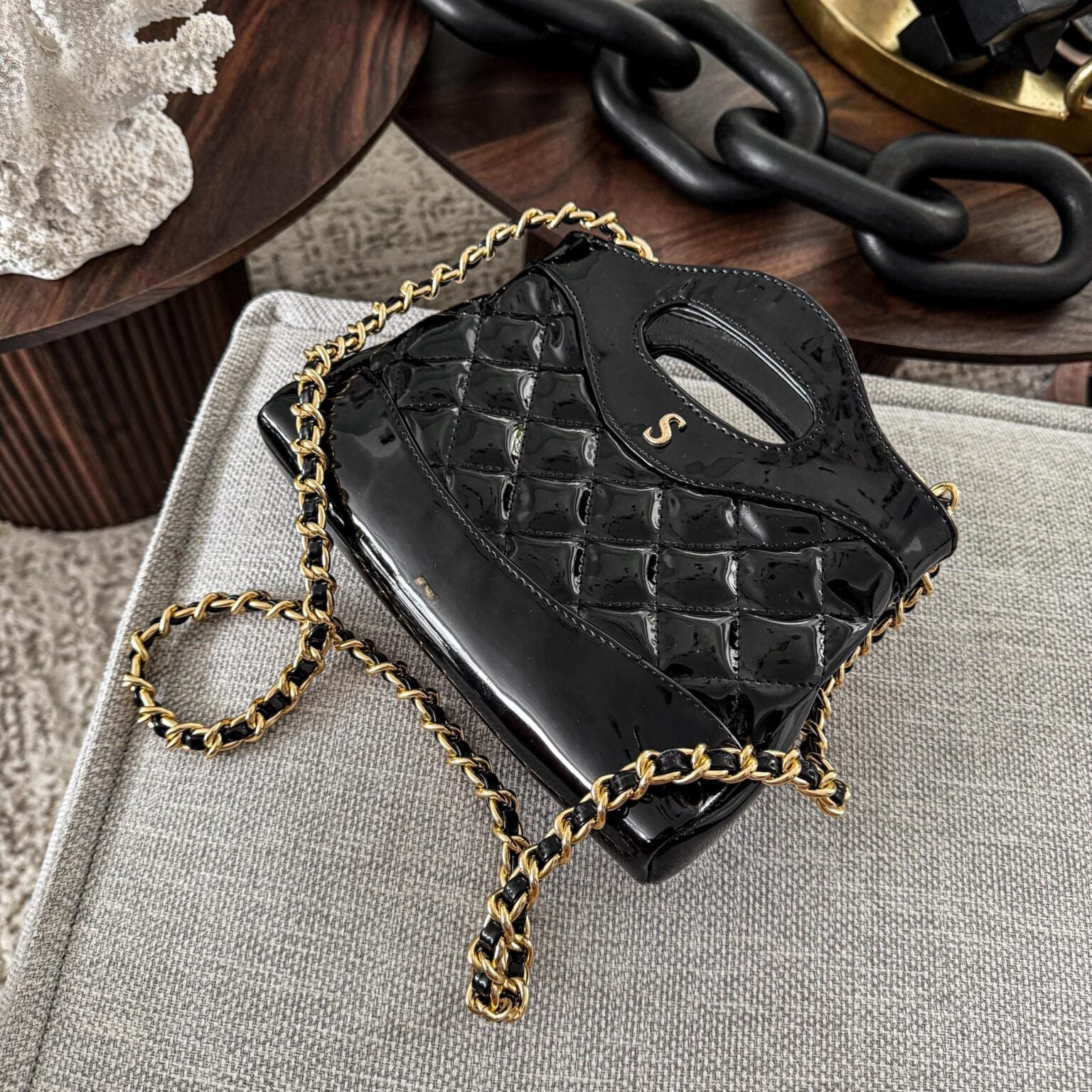 coco 31 nano charol negro cadena oro