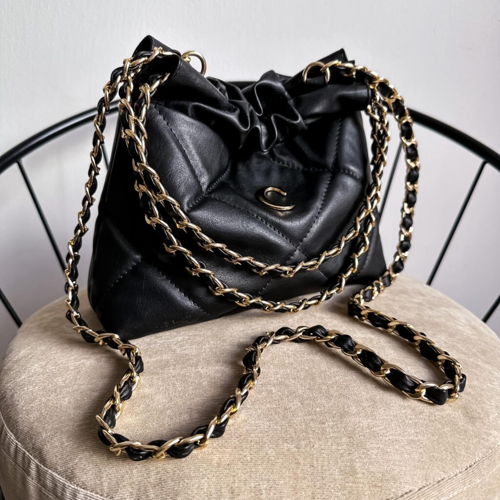 Halo Bag Mini Cadena Oro Color Negro