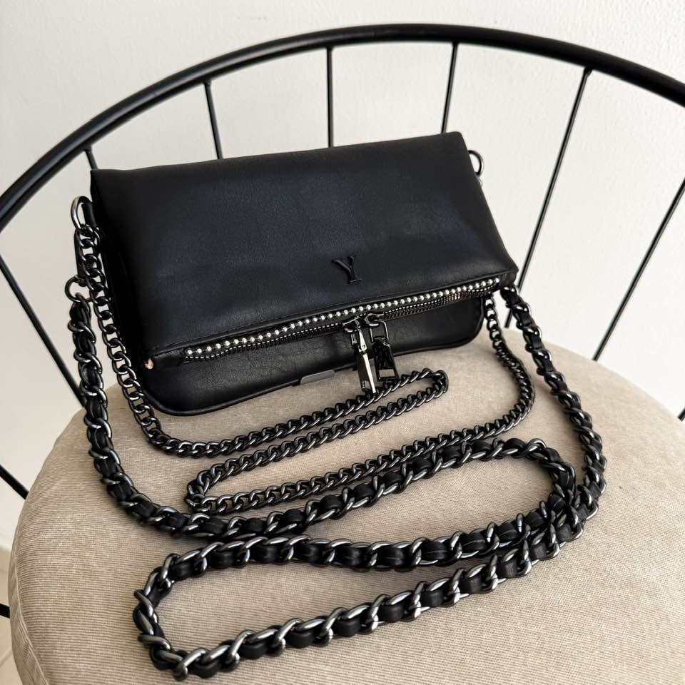Amora Mini Bag Negra Herrajes Negros + Filo De puntos