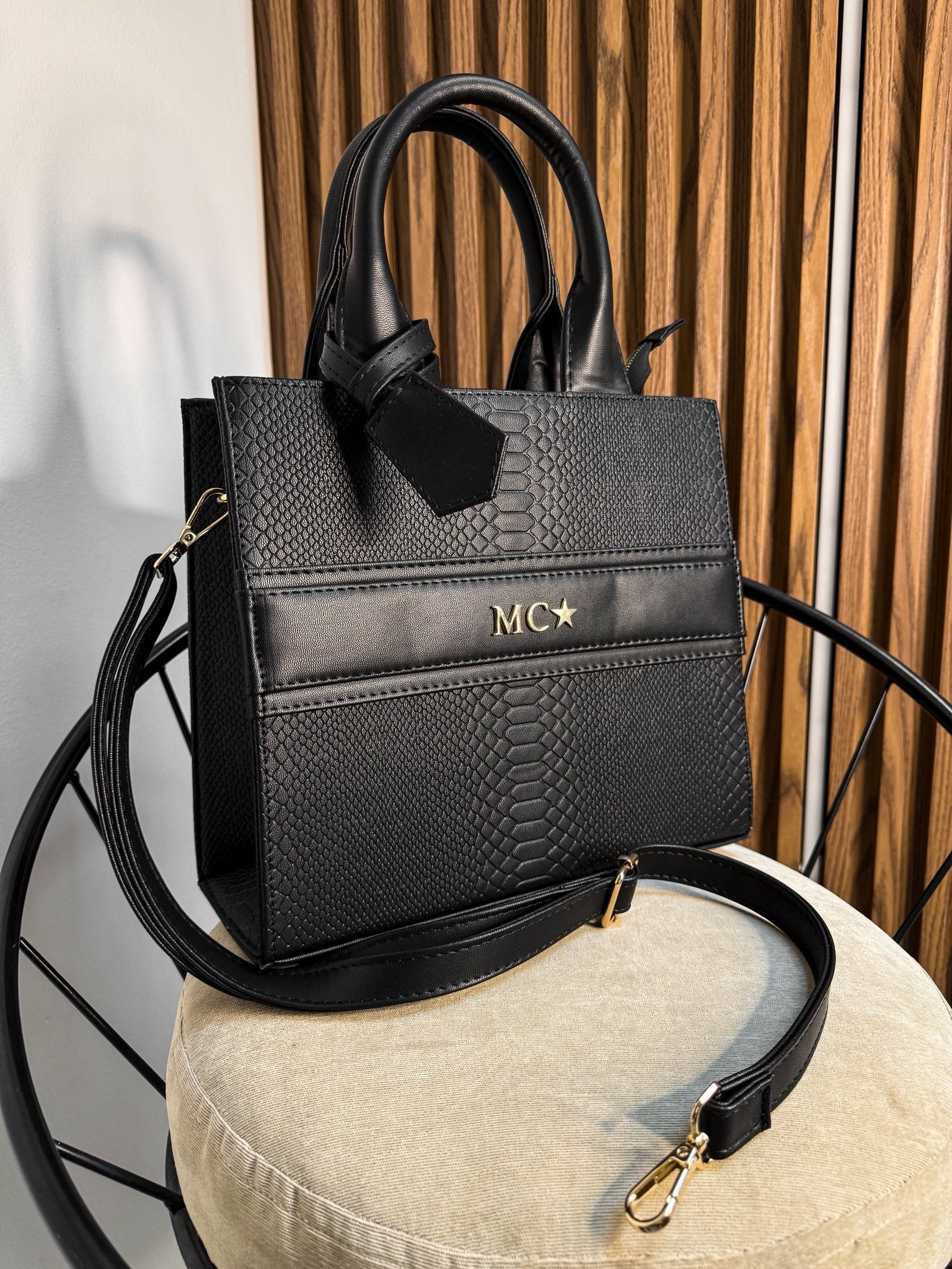Premium Tote Mediana Negro (Tag Incluido) herraje oro