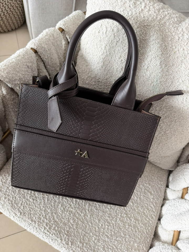 Premium Tote Mediana Dark Chocolate (Tag Incluido) herraje oro