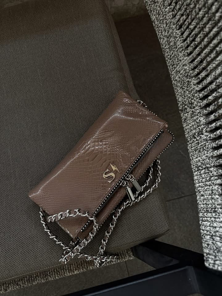 Amora Bag Charol Pitón Chocolate Herrajes Plata