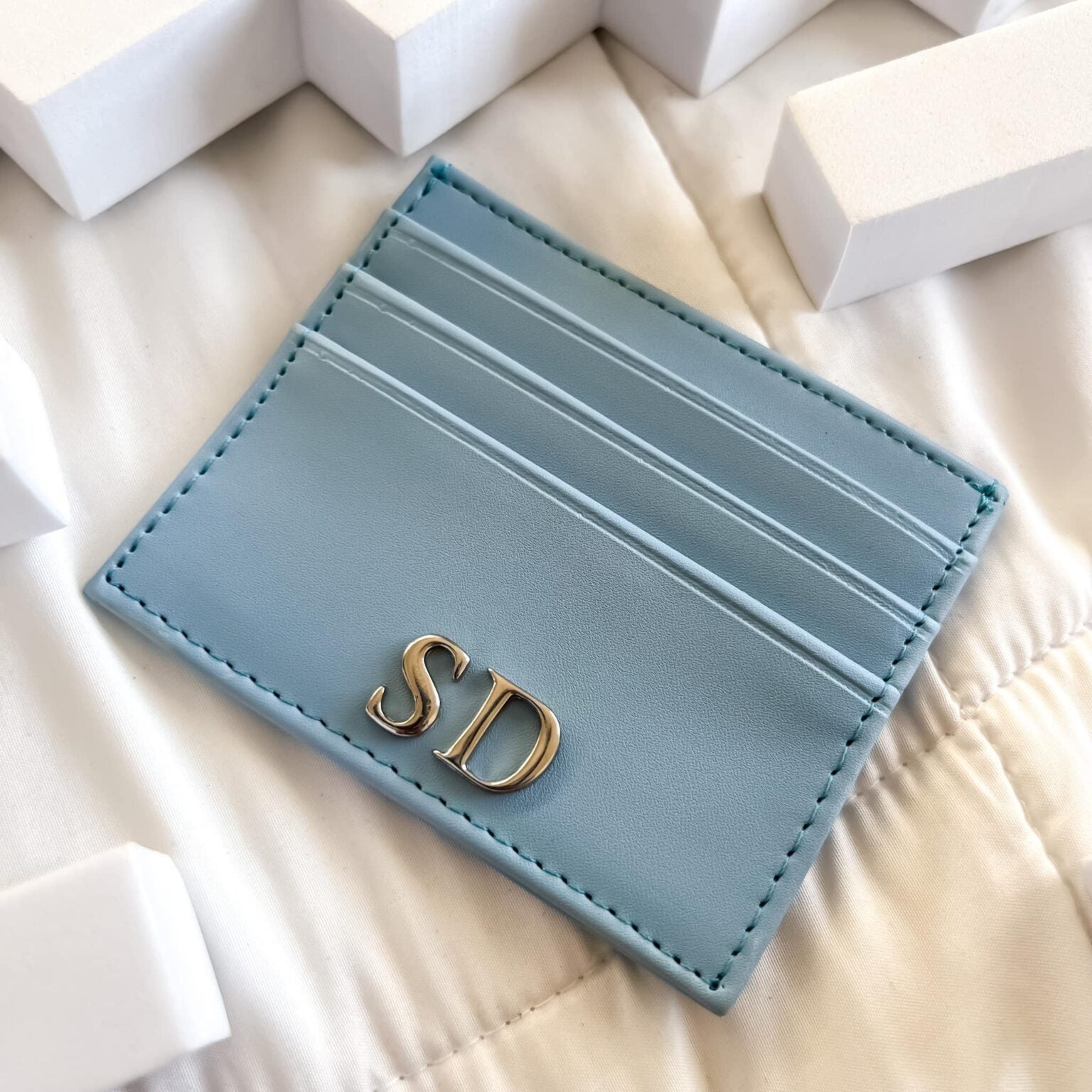 Tarjetero Sintético Celeste