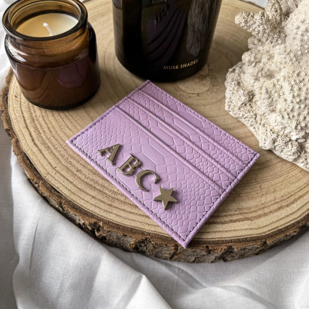 Tarjetero Sintético Grabado Pitón Lavanda