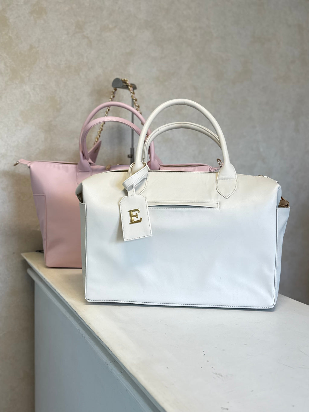 Pañalera Baby Bag Latte Herraje Oro- textura lisa