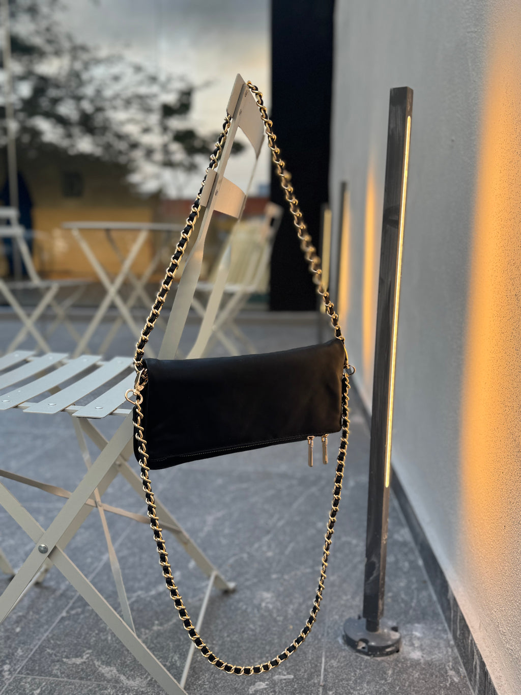 Amora bag black herraje dorado