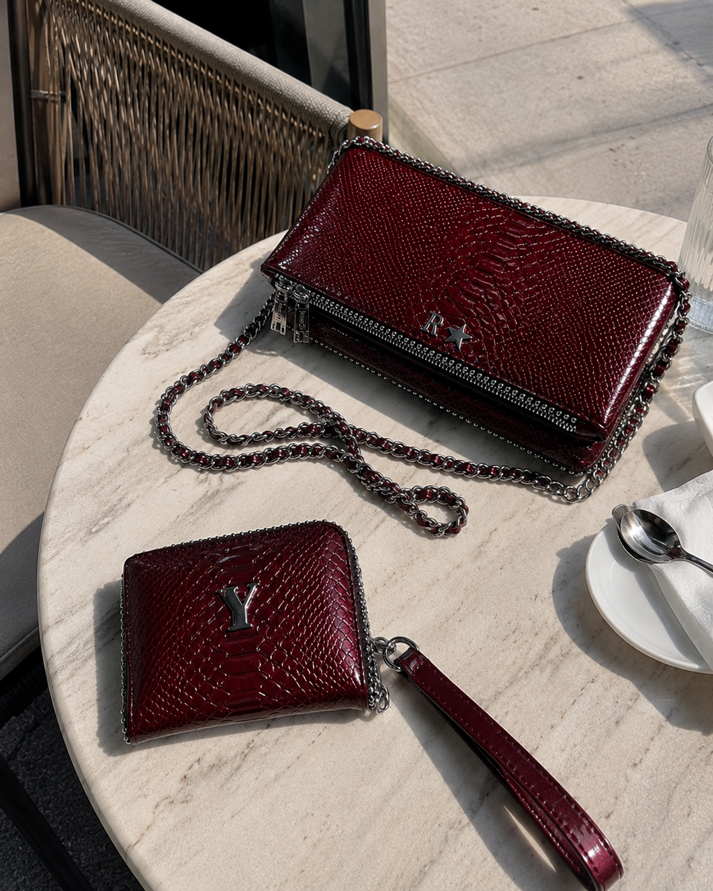 combo amora bag+ doble pocket -Charol Pitón Burgundy