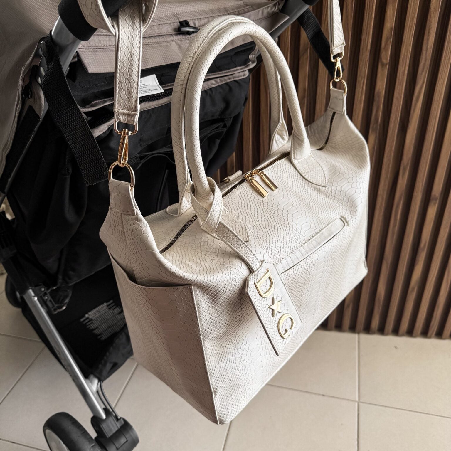 Pañalera Baby Bag Pitón Crema Herraje oro