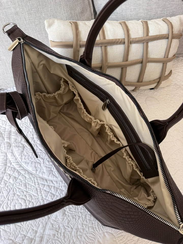 Pañalera Baby Bag Pitón Chocolate Herraje Plata