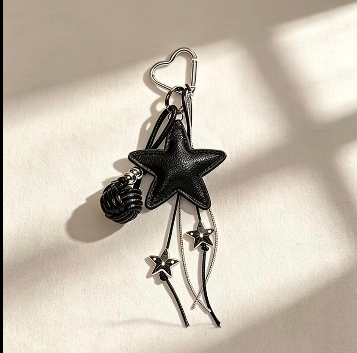 Charm estrellas negras