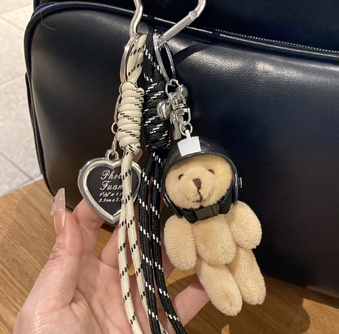 Charms para bolso oso casco negro