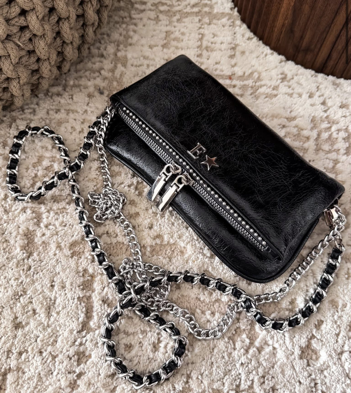 Amora Mini Bag Wet Negro Herrajes Plata + Filo De puntos