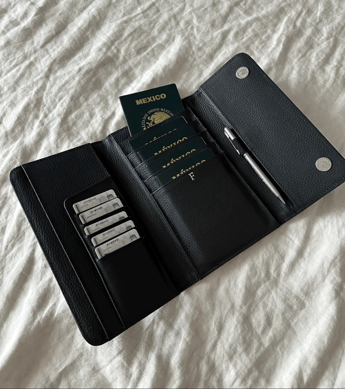Porta pasaporte familiar latte