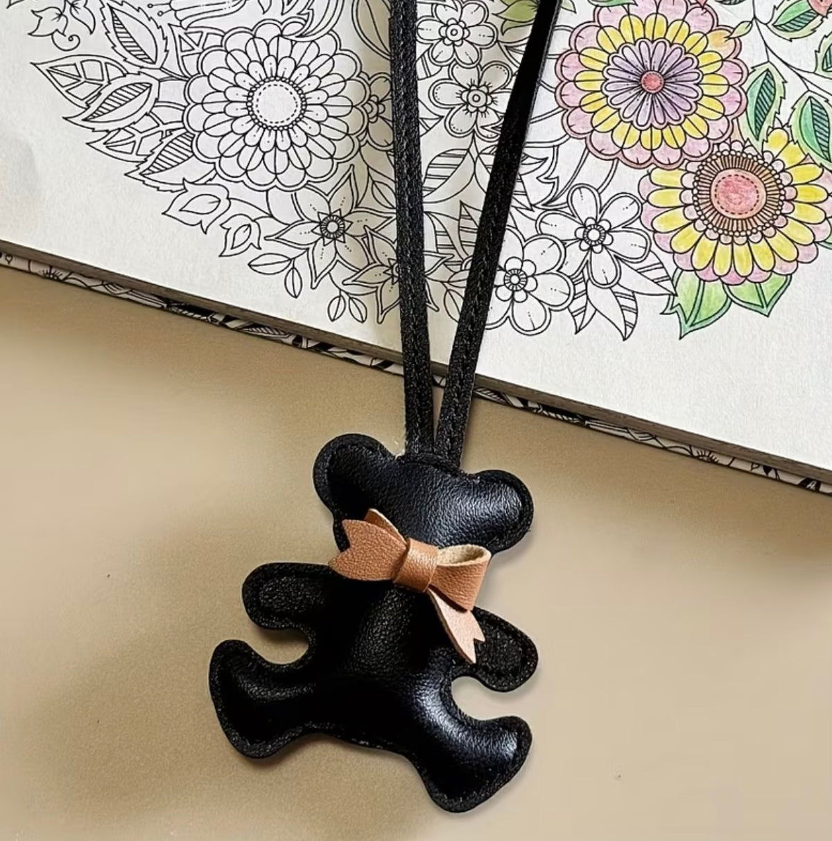 Charm osito negro con moño