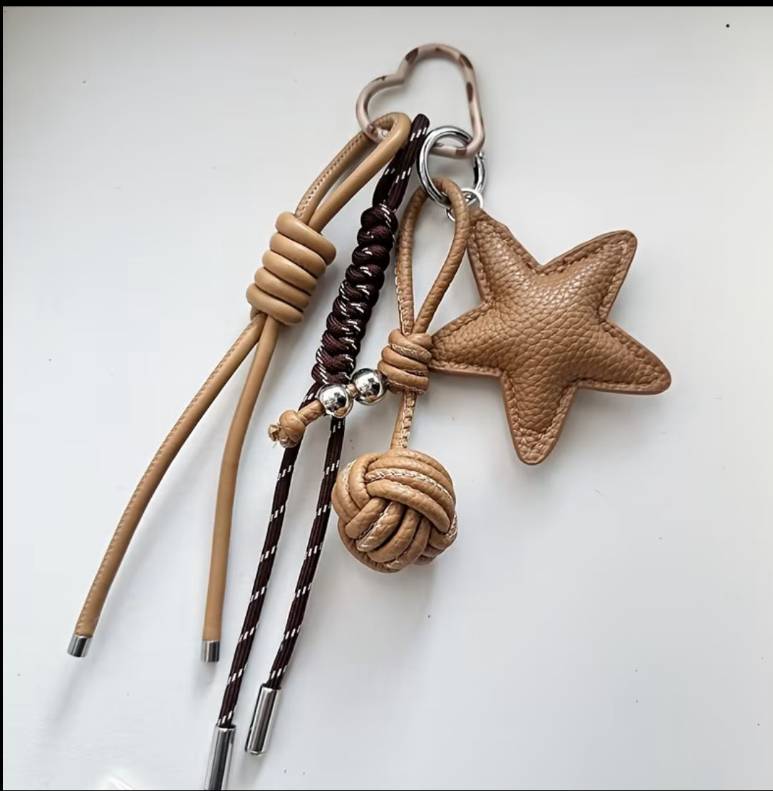 Charm estrella ⭐️ beige con pelotita