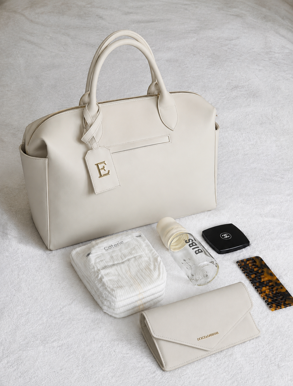 Pañalera Baby Bag Latte Herraje Oro- textura lisa